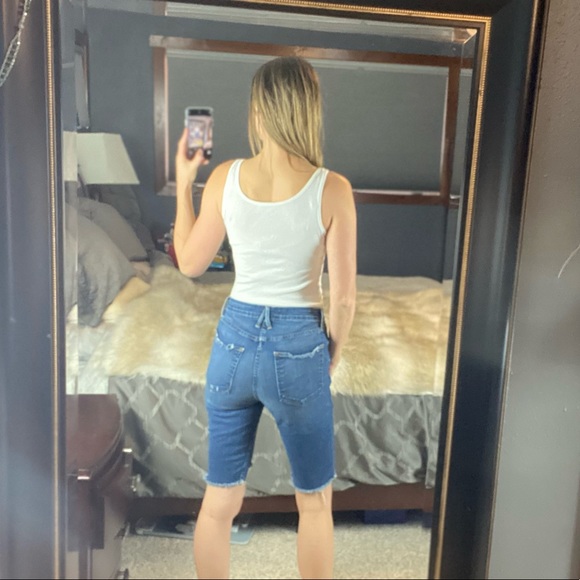 Good American Stagger Hem Bermuda Denim Jean Shorts, Size 6/28, New with Tags - Picture 8 of 16